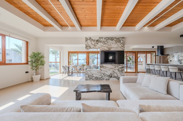 Téléviseur, foyer, lecteur de DVD, table de ping-pong