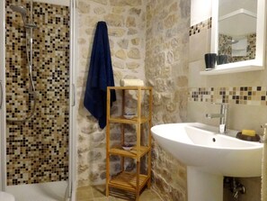 Dusche, Haartrockner, Bidet, Handtücher