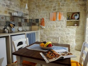 Fridge, oven, stovetop, coffee/tea maker