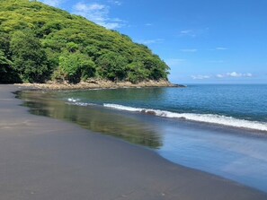 En la playa, camastros y toallas de playa 