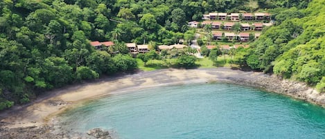 Sulla spiaggia, lettini da mare, teli da spiaggia