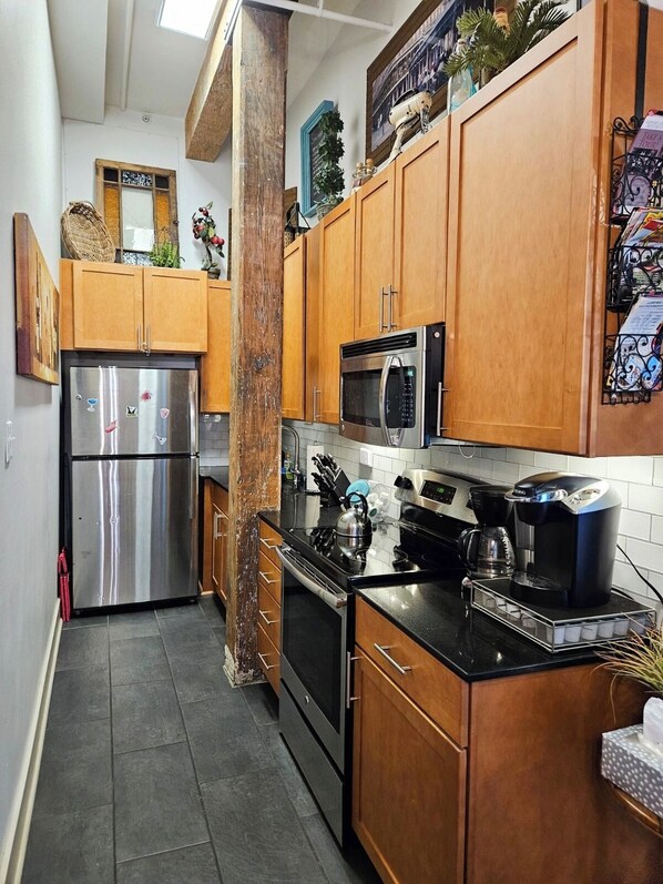 Réfrigérateur, micro-ondes, four, plaque de cuisson