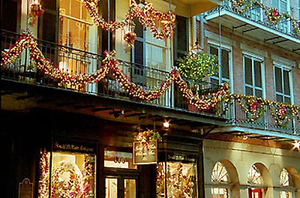 Exterior detail - COME SEE the HOLIDAY LIGHTS! 1B/1B, w/PATIO; PARK. INCL.! SEND US an INQUIRY! (New Orleans)