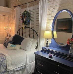 1 bedroom, pillowtop beds, iron/ironing board, travel crib - COME SEE the HOLIDAY LIGHTS! 1B/1B, w/PATIO; PARK. INCL.! SEND US an INQUIRY! (New Orleans)