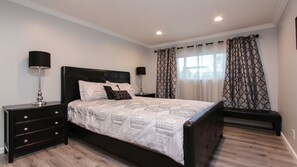 4 bedrooms, desk, iron/ironing board, WiFi - New Remodeled Home With Pool in Thousand Oaks (Thousand Oaks)