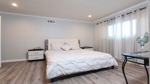 4 bedrooms, desk, iron/ironing board, WiFi - New Remodeled Home With Pool in Thousand Oaks (Thousand Oaks)