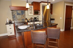 冰箱、微波炉、烤箱、炉灶