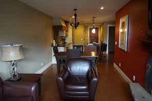 Interior - Relaxing Suite in 5 star resort ski, hike, dine, relax ! (Canmore)