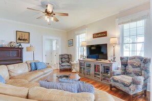 Smart-TV, DVD-spiller, bøker og filmbibliotek