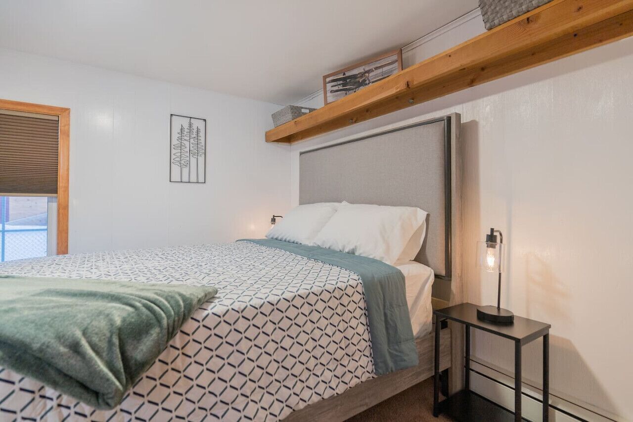 1 Schlafzimmer, Schreibtisch, Bügeleisen/Bügelbrett, Reisekinderbett