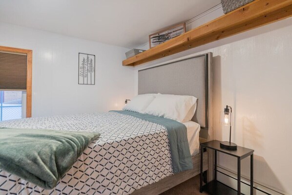 1 slaapkamer, een bureau, een strijkplank/strijkijzer, reisbedje