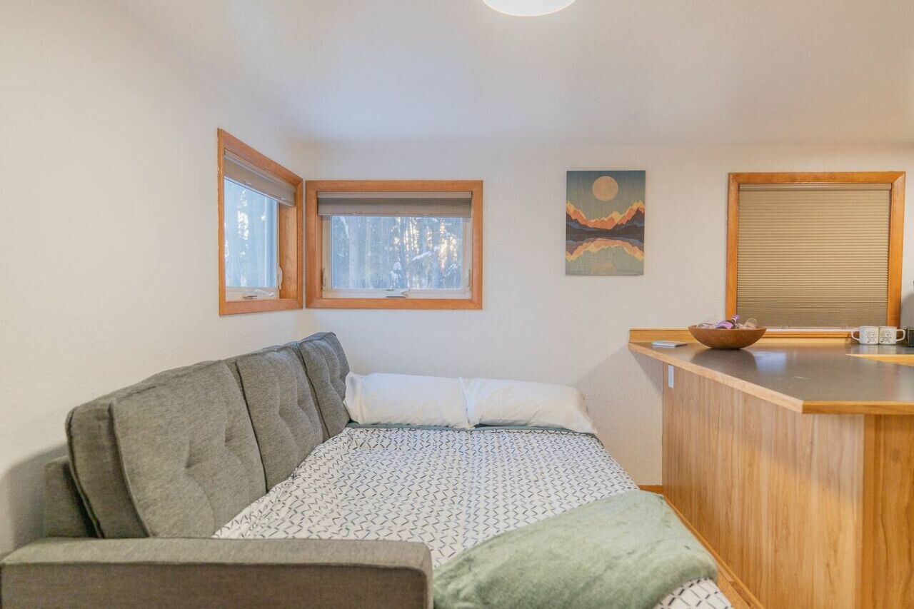 1 slaapkamer, een bureau, een strijkplank/strijkijzer, reisbedje