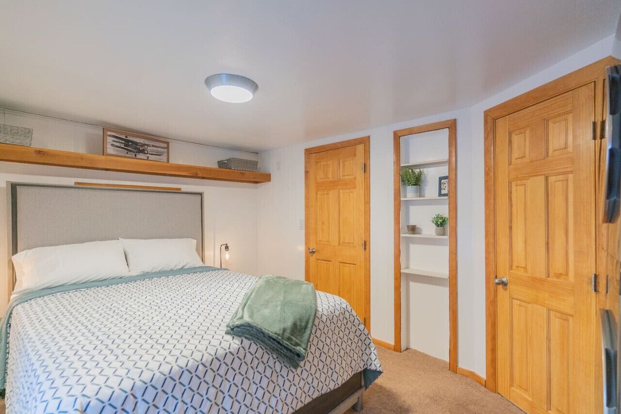 1 quarto, escrivaninha, ferros/tábuas de passar roupa, berço de viagem