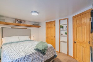 1 slaapkamer, een bureau, een strijkplank/strijkijzer, reisbedje