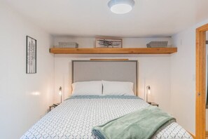 1 dormitorio, escritorio, tabla de planchar con plancha y cuna de viaje