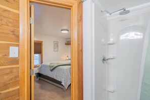 1 dormitorio, escritorio, tabla de planchar con plancha y cuna de viaje