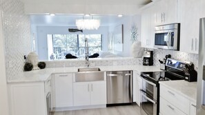 Réfrigérateur, four à micro-ondes, un four, surface de cuisson