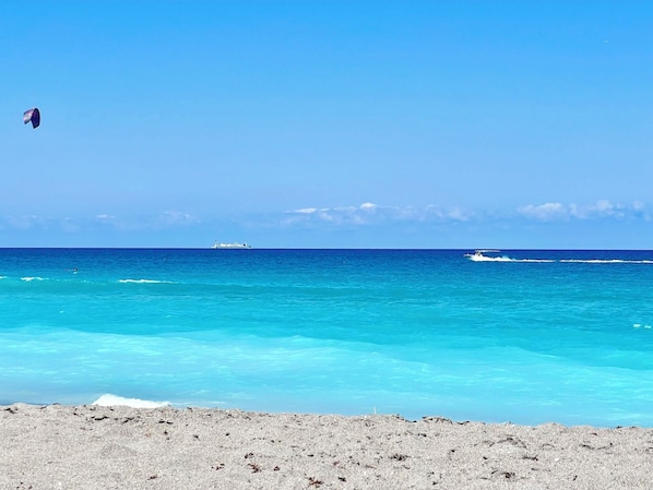Nära stranden, solstolar och strandhanddukar