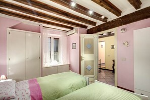 2 bedrooms, iron/ironing board, WiFi, bed sheets - PF Apartment 2 Bedroom- and you're in Piazza Navona CIN:IT058091C2SLMC5MBC (Roma)