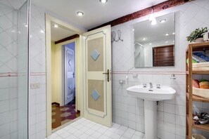 Shower, hair dryer, bidet, towels - PF Apartment 2 Bedroom- and you're in Piazza Navona CIN:IT058091C2SLMC5MBC (Roma)