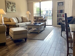 Smart TV, reproductor de DVD, libros y estéreo 