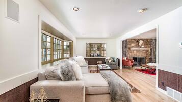 Een smart-tv en een open haard