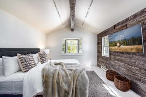 5 bedrooms, iron/ironing board, WiFi, bed sheets