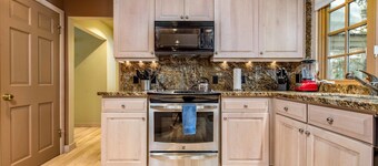 Outpost: Aspens House with Private Hot Tub & AC