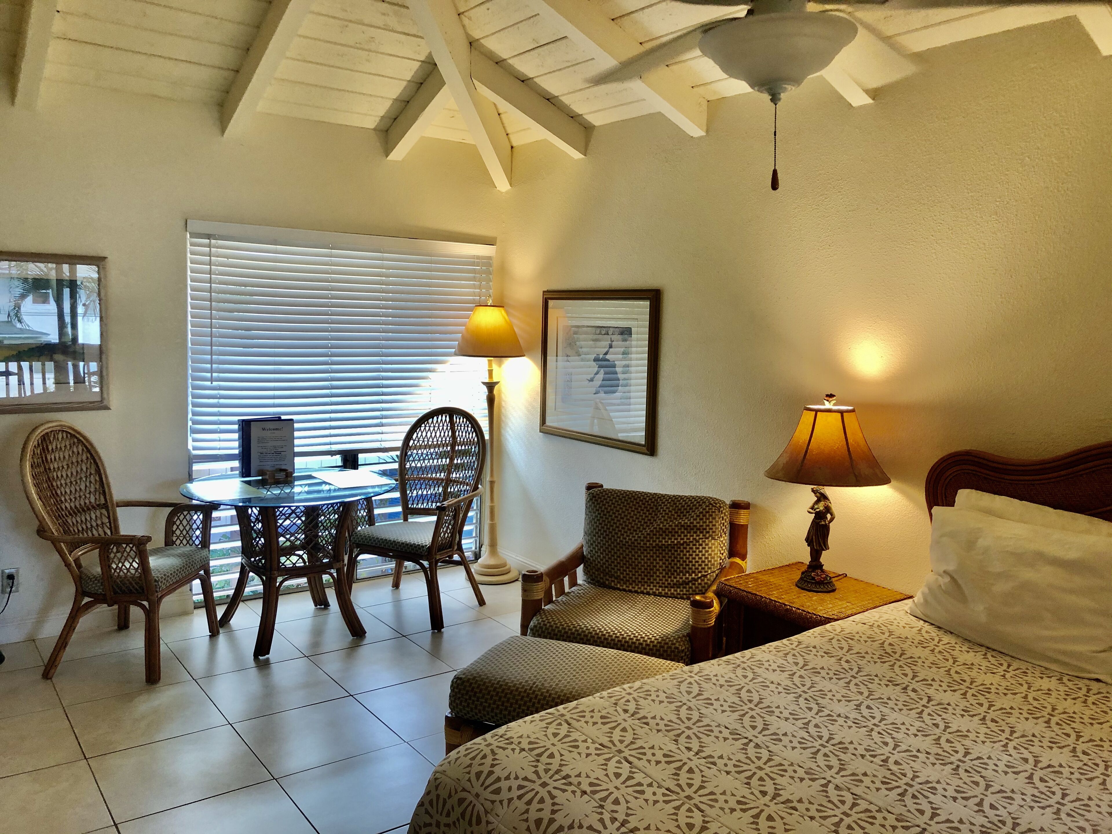 Charming, Top Floor, 1-BDR, W/ RESERVED Parking , AIR CONDITION, WiFi,Pool, etc.