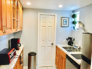 Fridge, microwave, stovetop, dishwasher