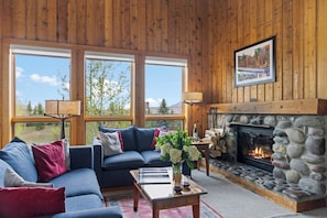 Smart TV y chimenea 