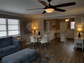 Smart TV, libros y videoteca