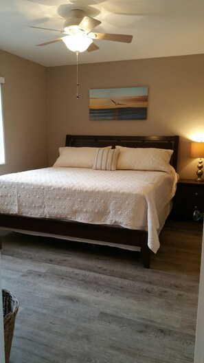 2 soverom, skrivebord, strykejern/-brett og reiseseng for barn