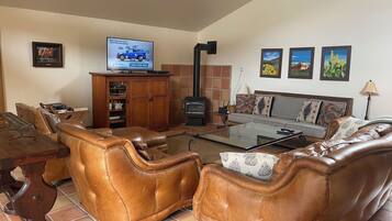 Télévision, cheminée, lecteur de DVD