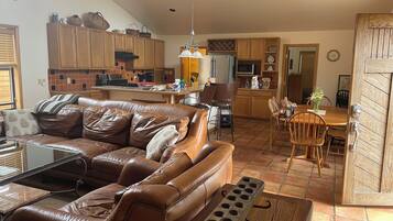 تلفزيون، مدفأة، مشغل دي في دي