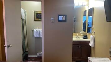 3 bedrooms, in-room safe, iron/ironing board, WiFi