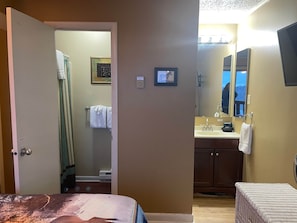3 bedrooms, in-room safe, iron/ironing board, WiFi