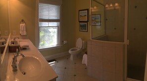 Suihkun ja ammeen yhdistelmä, hiustenkuivaaja, pyyhkeet, saippua