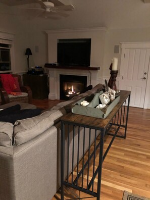 Smart TV, fireplace, DVD player, stereo