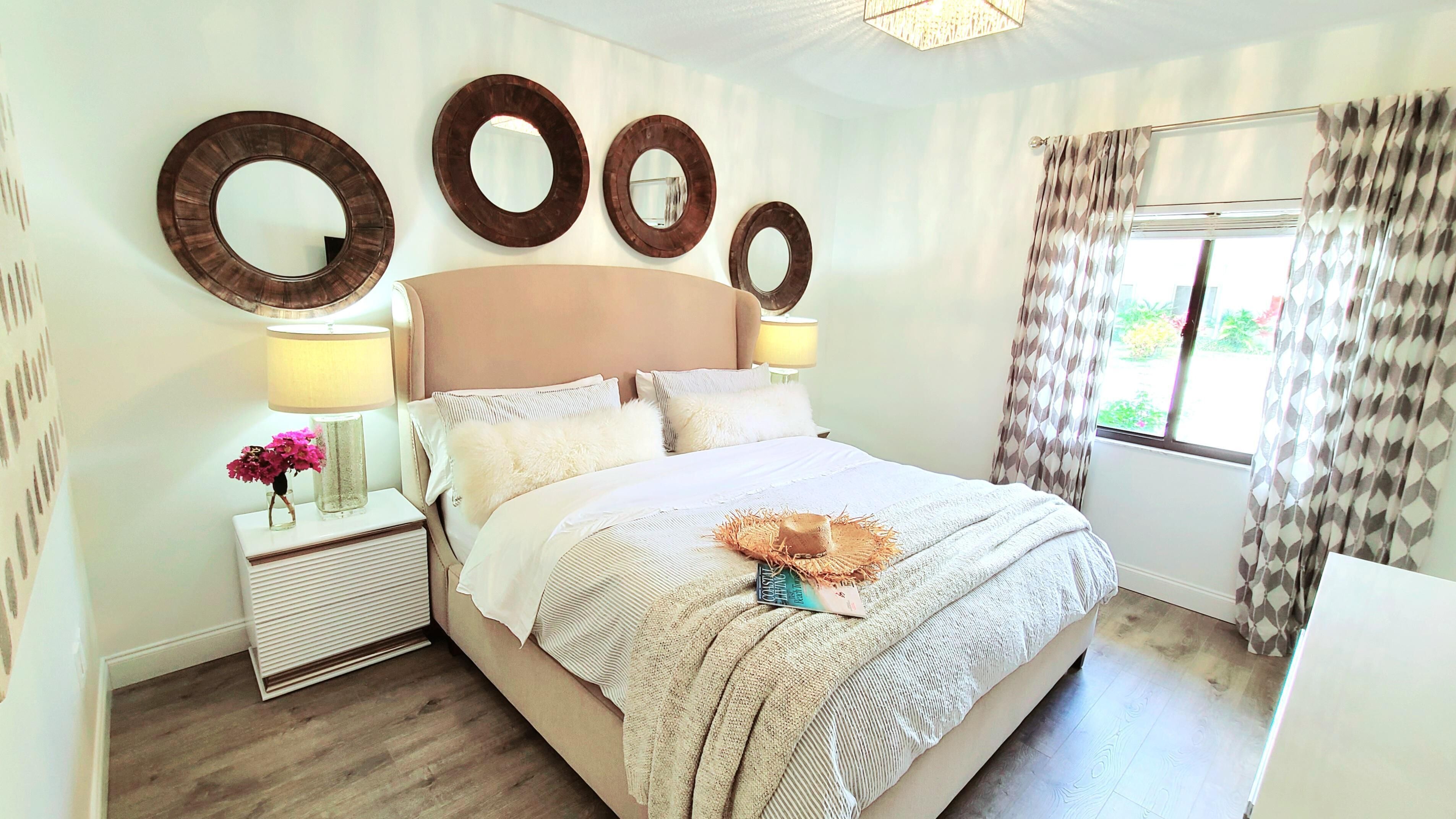 POSHPADZ Presents Sandpiper Villa - Walk to Jupiter Beach