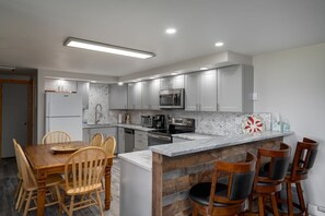 Refrigerador, microondas, horno y parrilla de estufa 