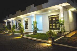 Front of property – evening/night - Airport Grand Holiday Home (Seeduwa - Katunayake)