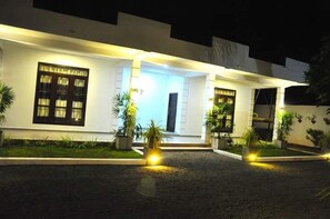 Front of property – evening/night - Airport Grand Holiday Home (Seeduwa - Katunayake)