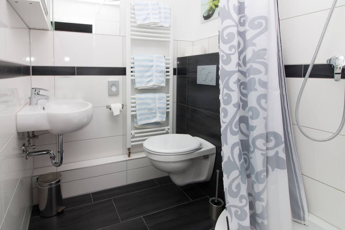 double room | bathroom | shower, free toiletries, hair dryer, towels