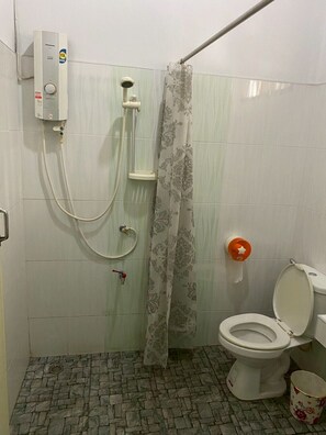 Quarto família | Banheiro | Chuveiro, chuveiro com efeito de chuva, produtos de toalete grátis 