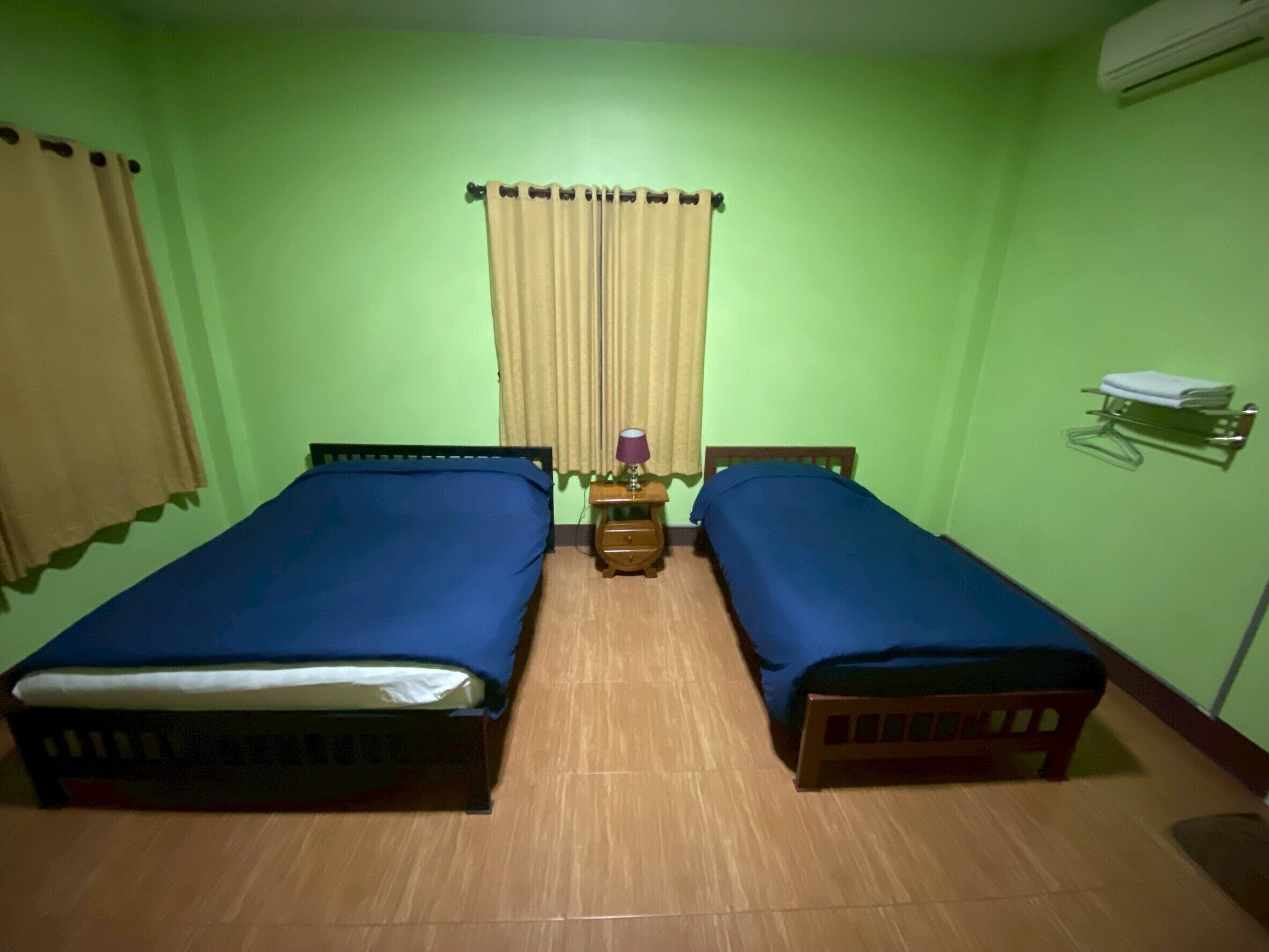 Family Room | Desk, free WiFi