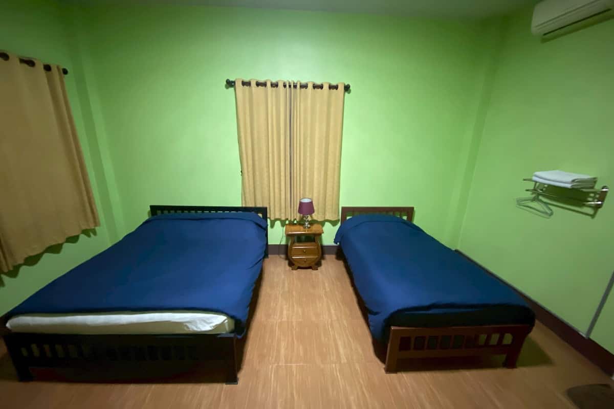 Family Room | Desk, free WiFi