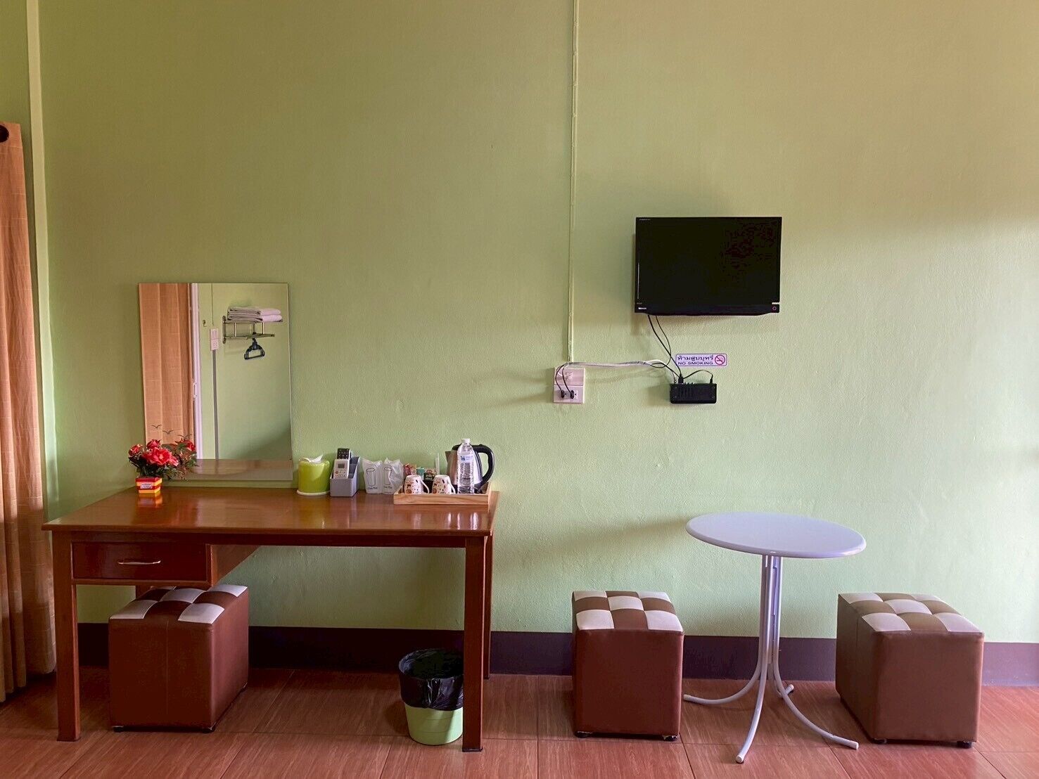 Deluxe Twin Room | Living area | Flat-screen TV