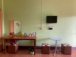 Deluxe Twin Room | Living area | Flat-screen TV