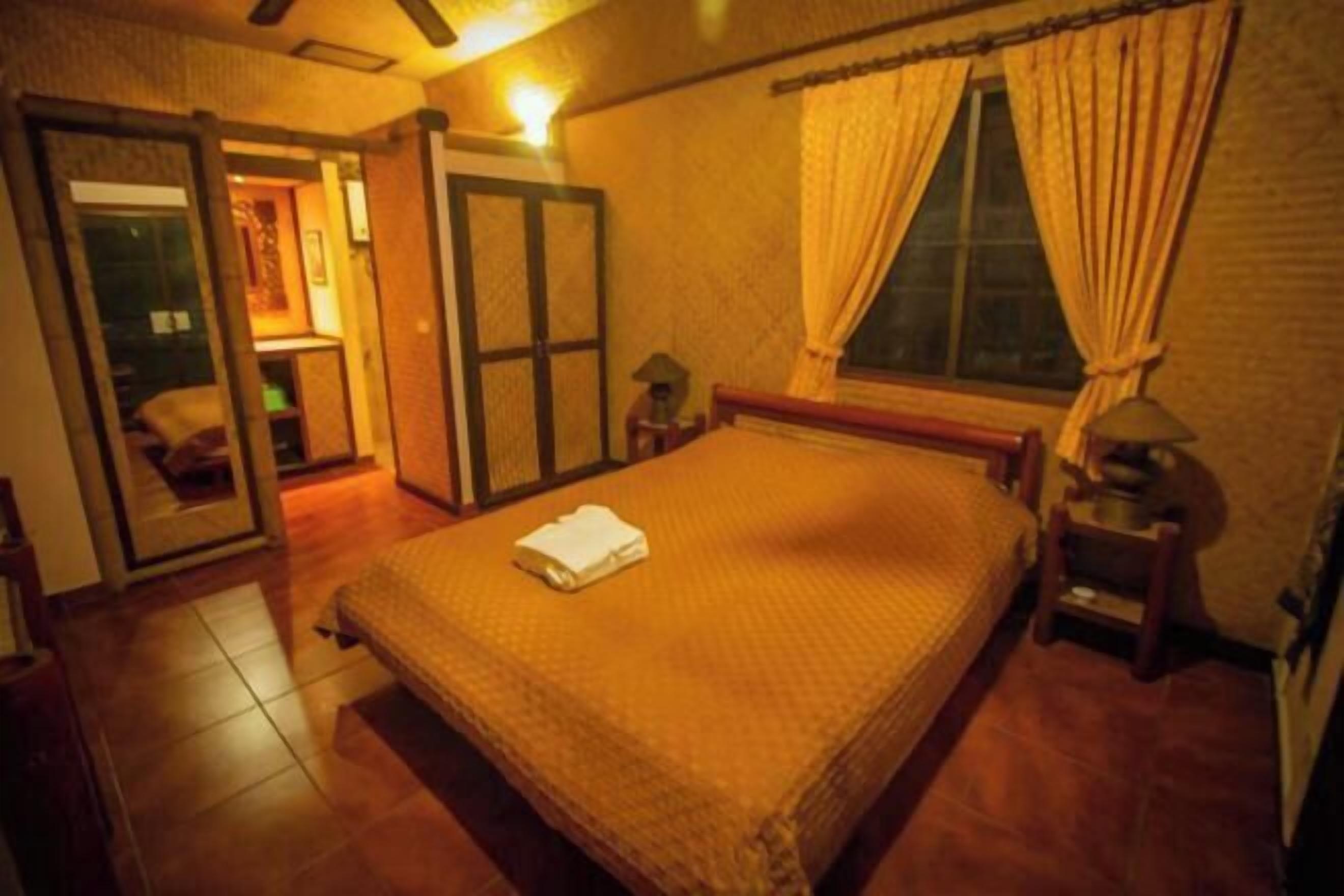 ملاءات للفراش لا تسبب الحساسية ومكتب وستائر تعتيم وتجهيزات عازلة لل صوت